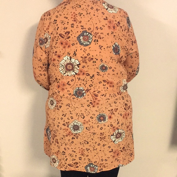 NWOT Plus sized long sleeved women’s floral tunic. - Picture 3 of 5